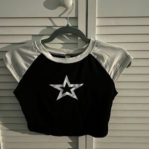 Romwe- Graphic star, crop shirt in size (s)stain free black and white detailing.